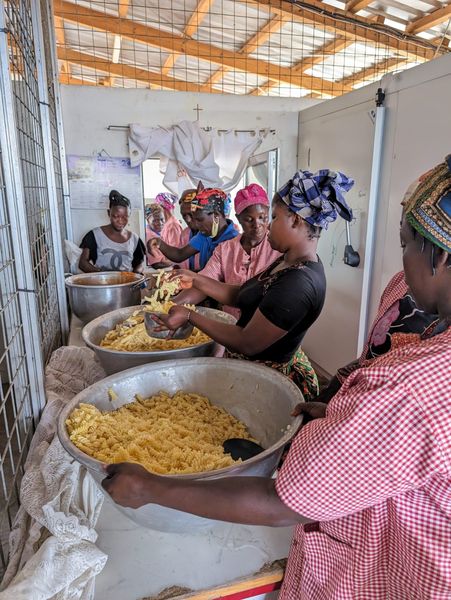 Die Kchenfrauen bereiten die Portionen vor.jpg